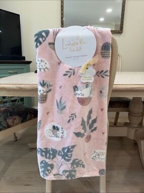 BNWT LUMINOUS LOU PET VELVET PLUSH THROW WITH ADORABLE SLEEPY CAT MOTIF IN PINK